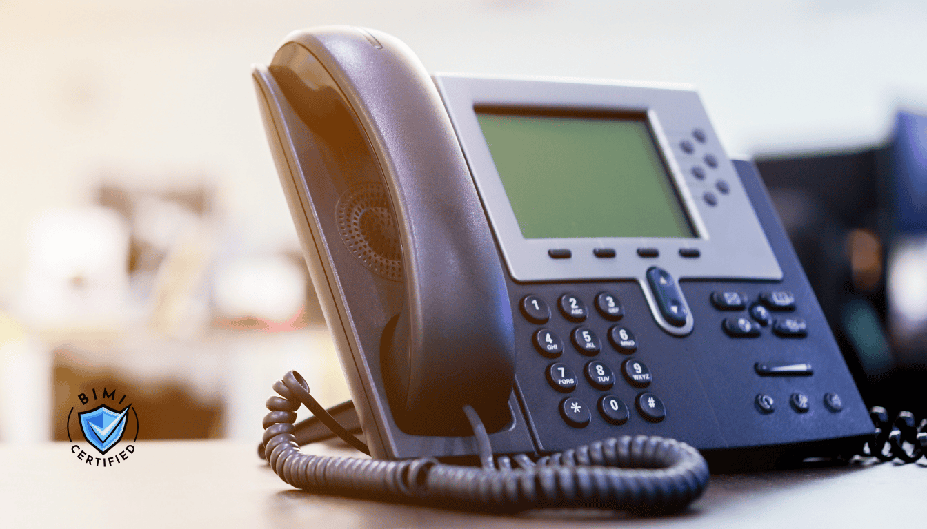 Модерен телефон на бюрото в очакване на повикване за проверка на BIMI