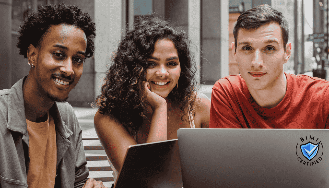 Университетски студенти четат имейл, сертифициран от BIMI